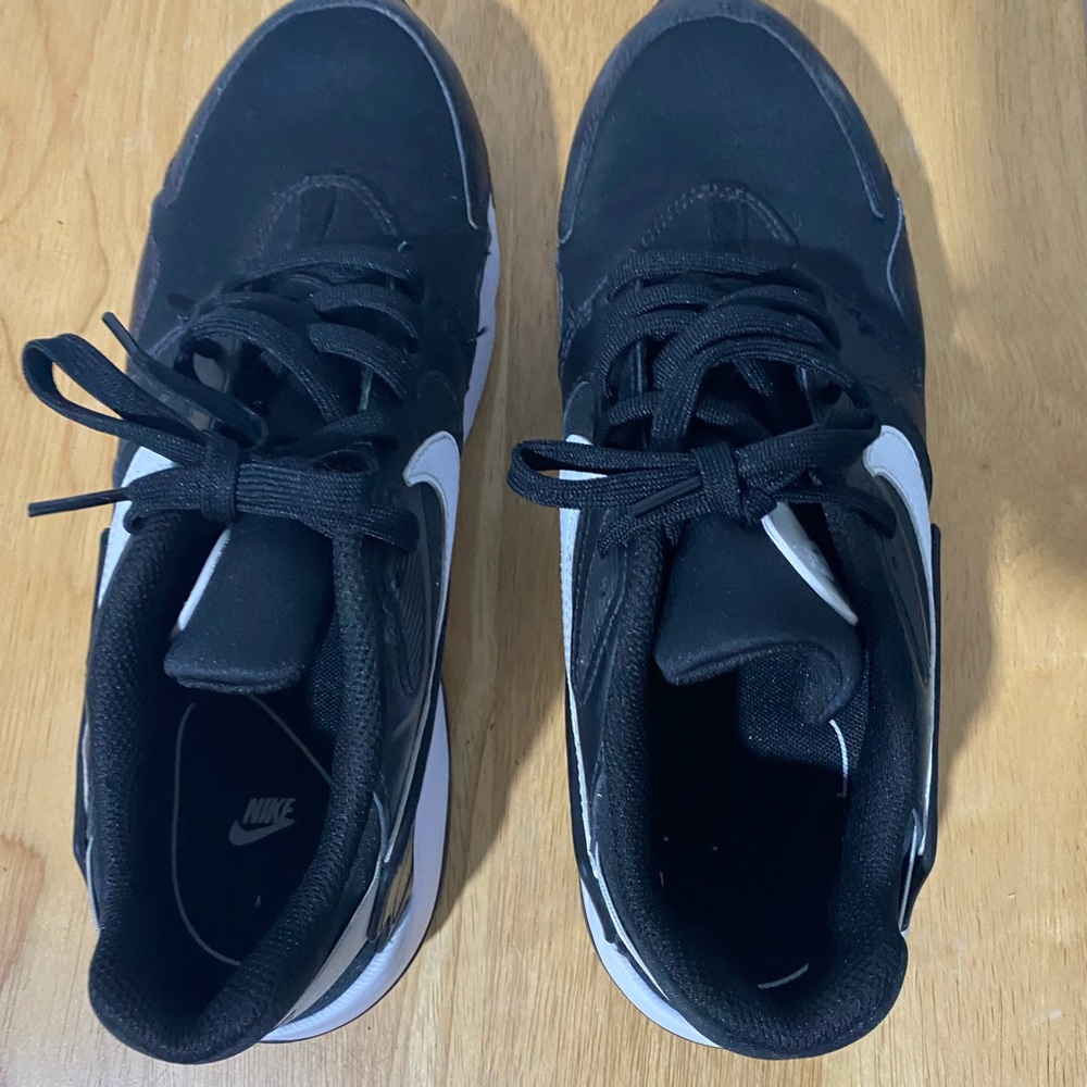 Black and white Nike Sneakers